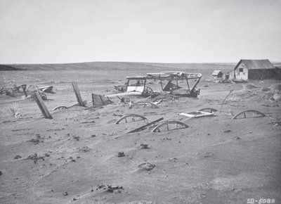 Auto und landwirtschaftliche Maschinen, die von Staub und Sand begraben wurden, Dallas, South Dakota von American Photographer