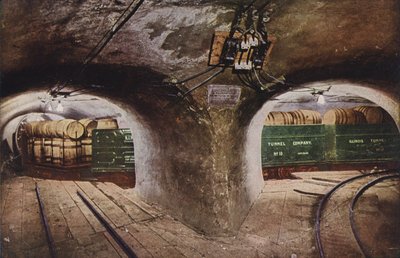 Chicago: Unterirdischer Tunnel an Straßenkreuzung, mit beladenen Güterwagen von American Photographer