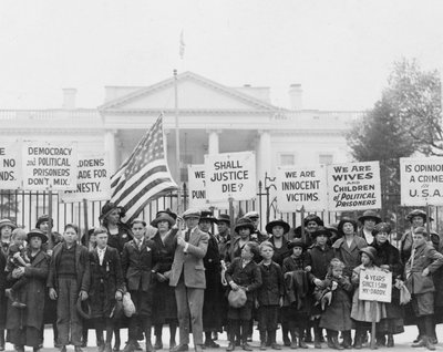 Kinder im Weißen Haus appellieren an den Präsidenten für die Freilassung politischer Gefangener, 1922 von American Photographer