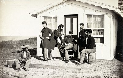 Fünf Soldaten des Bürgerkriegs auf einer Veranda, afroamerikanischer Junge in ihrer Nähe, 1861-65 von American Photographer