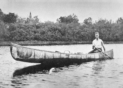 Franklin D. Roosevelt (1882-1945) paddelt ein Birkenkanu auf Campobello Island, New Brunswick von American Photographer