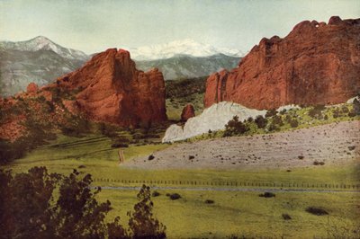 Tor, Garten der Götter, Colorado, Pikes Peak in der Ferne von American Photographer