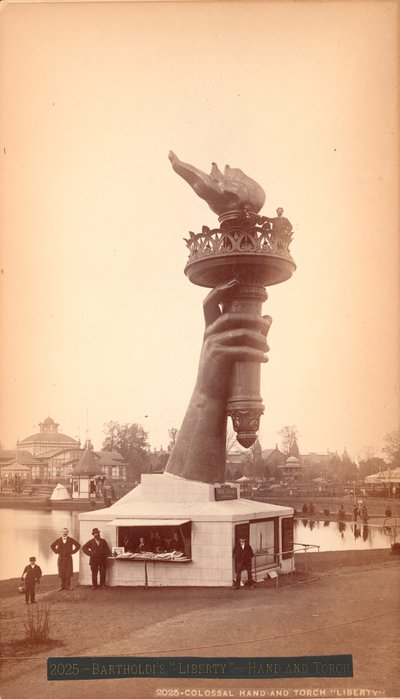 Hand und Fackel der Freiheitsstatue, ca. 1876 von American Photographer
