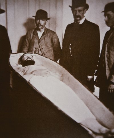Jesse James in seinem Sarg nach seiner Erschießung im Jahr 1882 von American Photographer