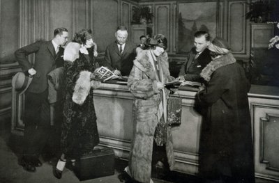 Passagiere kaufen Fahrkarten am Fahrkartenschalter der Great Northern Railway, Chicago von American Photographer