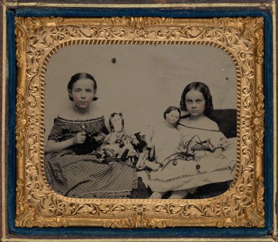 Porträt von zwei Mädchen mit Puppen, ca. 1860 von American Photographer