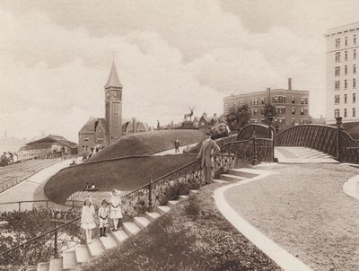 Szene Juneau Park, Nordwestlicher Bahnhof in der Ferne, Milwaukee, Wisconsin von American Photographer