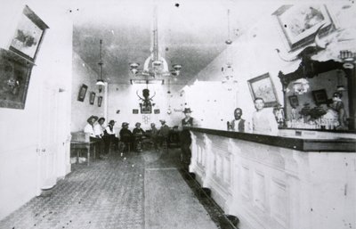 Der Long Branch Saloon, Dodge City, Kansas, ca. 1880 von American Photographer