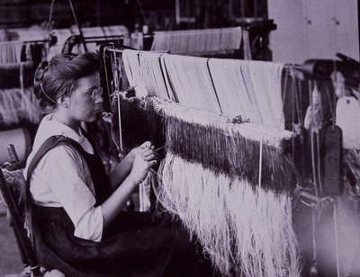 US-Textilindustrie, Textilbediener in einer Baumwollspinnerei in Massachusetts, ca. 1900 von American Photographer