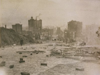 Blick auf die Skyline von San Francisco mit Rauch vom Feuer nach dem Erdbeben, 1906 von American Photographer