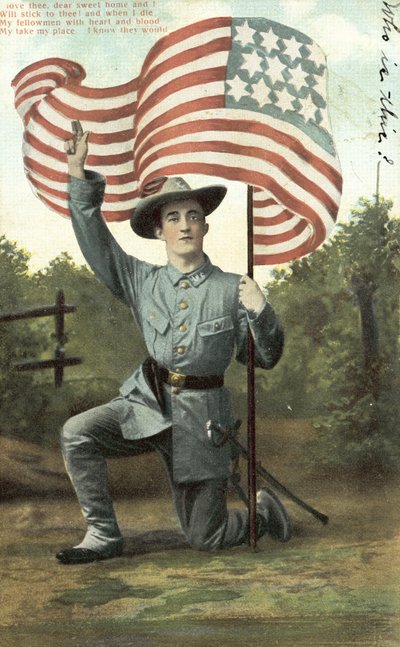 Amerikanischer Soldat hält die Stars and Stripes von American School