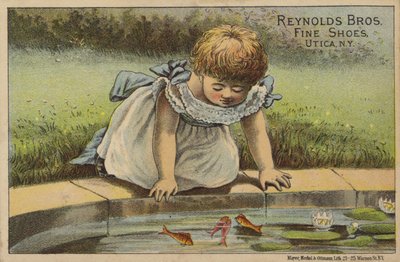 Junges Mädchen schaut auf Fische im Teich von American School