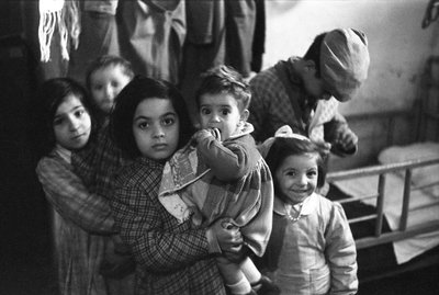 Crotone - Gruppe von Kindern in einem Innenraum von Ando Gilardi