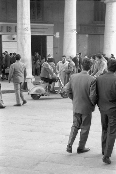 Maskiert auf einer Vespa von Ando Gilardi