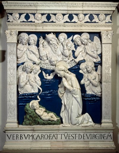 Die Geburt Christi. Darstellung der Heiligen Dreifaltigkeit mit Gott, Jesus Christus und der Taube des Heiligen Geistes. Hochreliefkeramik von Andrea della Robbia von Andrea Della Robbia