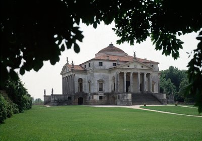 Ansicht der Villa Almerico-Capra, bekannt als La Rotonda, von Andrea Palladio von Andrea and Scamozzi Vincenzo Palladio