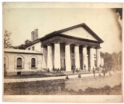 Vorderseite des Arlington House, 28. Juni 1864 (Sepia-Foto) von Andrew Joseph Russell