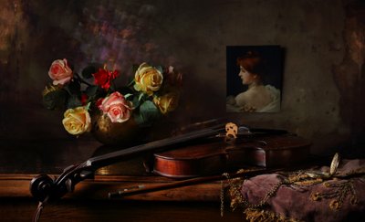 Elegantes Violine-Stillleben von Andrey Morozov