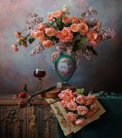 Romantische Rosen und Violine von Andrey Morozov