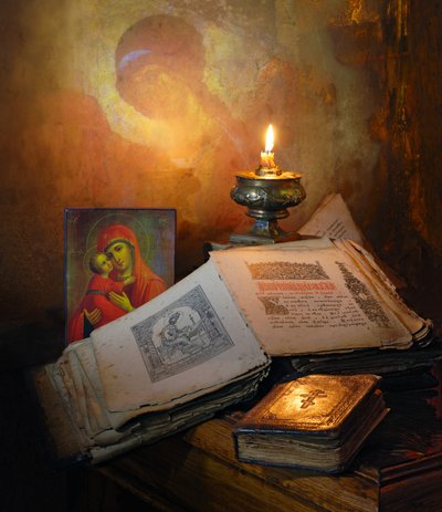Heilige Bücher und Kerzenlicht von Andrey Morozov
