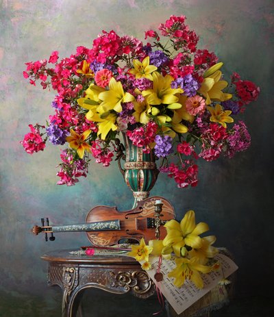 Violine und Lebendiger Blumenstrauß von Andrey Morozov