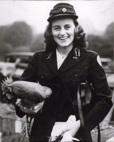 Kick Kennedy in einer Uniform des Amerikanischen Roten Kreuzes in London von Thomas Kelly