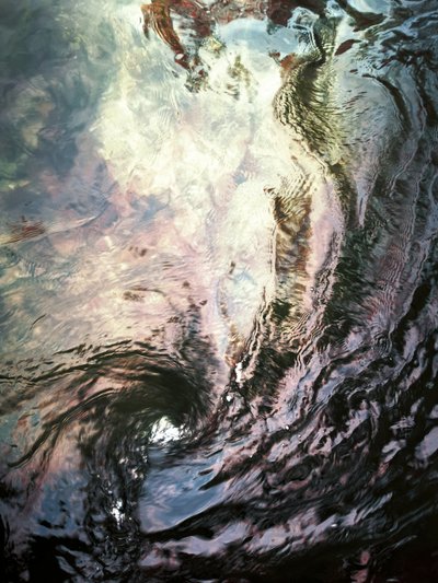Reflektierendes wirbelndes Wasser von Angelo Cerantola