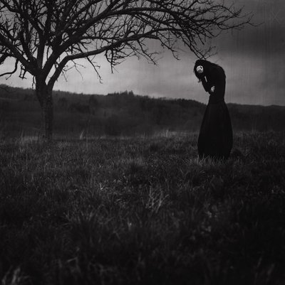 Traurige Figur Dunkle Landschaft von Anja Matko