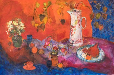 Rotes Stillleben mit weißem Krug und Obst von Ann Oram