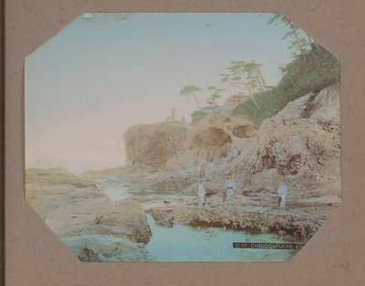 Männer und Frauen an der Küste bei Chigogafuchi auf Enoshima, Japan von Anonymous