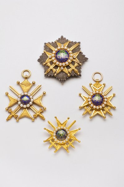 Afghanistan - Orden des Durrani-Reiches: 1. Klasse Plakette, 2. Drittel des 19. Jahrhunderts - 1. Klasse Abzeichen, 2. Drittel des 19. Jahrhunderts - 1. Klasse Abzeichen, 2. Drittel des 19. Jahrhunderts - 2. Klasse Brustinsignien, 2. Drittel des 19. Jahrhu von Anonymous Anonymous
