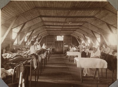 Erster Weltkrieg 1914-1918: verwundete Soldaten und Krankenschwestern des französischen Roten Kreuzes, Lager von Couville im Ärmelkanal, Untere Normandie, Frankreich. Anonymes Foto Juli 1917. Privatsammlung, Stella. von Anonymous Anonymous