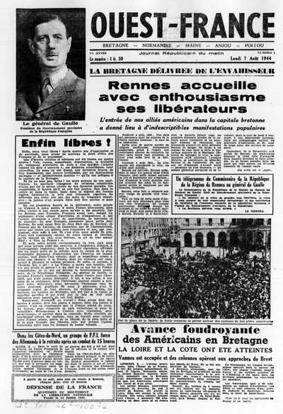 Erste Ausgabe von West France vom 7. August 1944: La La La La Befreiung im Westen Frankreichs und General de Gaulle - Fotografie, B.N. von Anonymous Anonymous