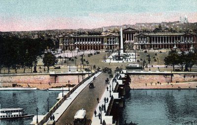 Paris: Panorama der Brücke und des Place de la Concorde mit dem Obelisken und der Kirche der Madeleine, aufgenommen von der Basilika Sacré-Cœur in Montmartre. Links das heutige Hôtel Crillon und rechts das Hôtel de la Marine. von Anonymous Anonymous