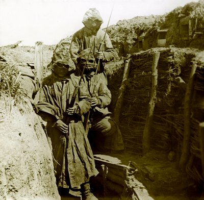Fotografie - Stereoskopische Glasplatte über den Ersten Weltkrieg: Soldat mit Schutzanzug gegen Gasangriffe. Private Sammlung von Anonymous Anonymous