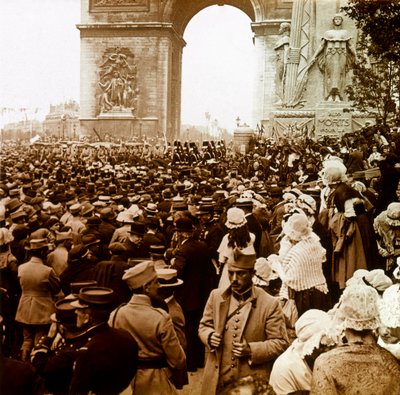 Fotografie - Stereoskopische Glasplatte über den Ersten Weltkrieg: Die Pariser Bevölkerung am Tag des Sieges 1919 von Anonymous Anonymous