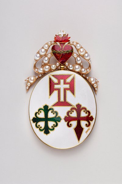 Portugal - Großkreuzband der Drei Orden: Großkreuzabzeichen der Drei Orden, das wahrscheinlich Maria II. von Braganza (1819-1853), Königin von Portugal, gehörte - Modell für Damen - 1800-1850 - Gold mit Emaille und Perlen - H: 8 cm; B: 4,7 cm; Gewicht: 44  von Anonymous Anonymous