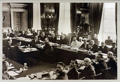 Zweite Rundtischkonferenz - Mahatma Gandhi - Zweite Rundtischkonferenz in London, Anonym. Silbergelatine-Fotografie von Anonymous Anonymous