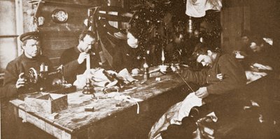 In der Hütte während des Mittwinters, die Männer nähen Pelze für Kleidung, die im Frühling beim Schlittenfahren verwendet werden soll, veröffentlicht in London 1907 von Anthony Fiala