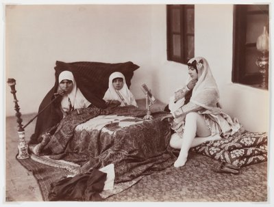 Damen ruhen sich im Harem aus von Antoin Sevruguin