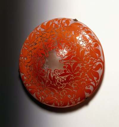 Ein Hängeschirm, entworfen von den Daum-Brüdern, dekoriert mit einem korallenfarbenen Design aus Beeren und Blättern, 20. Jahrhundert von Antonin and Auguste Daum