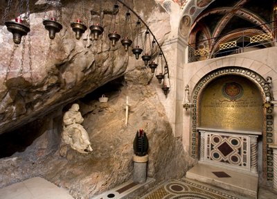 Ansicht der Höhle des Heiligen Benedikt mit Statue des Heiligen von Antonio Raggi (oder Antonio Lombardo) (1657 Kloster des Heiligen Benedikt, Subiaco, Rom, Italien) von Antonio Raggi