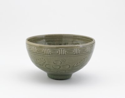 Servierschale im Stil der Longquan-Ware, frühes 19. Jahrhundert von Aoki (attr. to) Mokubei