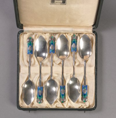 Satz von sechs Löffeln in Originalbox, Hersteller Liberty and Company, ca. 1895-1910 von Archibald Knox