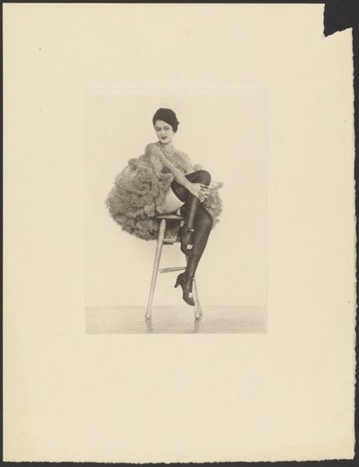 Frau im Can-Can-Kostüm auf Hocker von Arthur F. Kales
