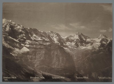 Blick auf die Silberhorn, die Mittaghorn, die Grosshorn, die Breithorn und die Tschingelhorn in den Berner Alpen (Panorama der Jungfraukette) von Arthur Gabler