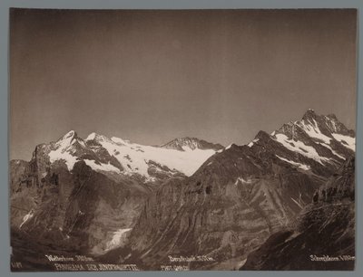 Blick auf die Wetterhorn, die Berglistock und die Schreckhorn in den Berner Alpen (Panorama der Jungfraukette) von Arthur Gabler