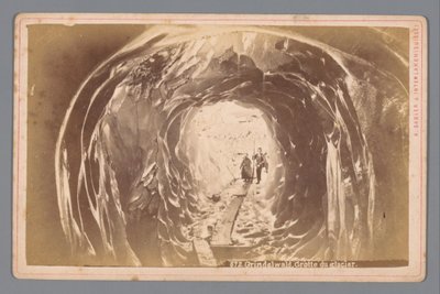 Menschen in einer Höhle auf dem Grindelwaldgletscher in der Schweiz von Arthur Gabler