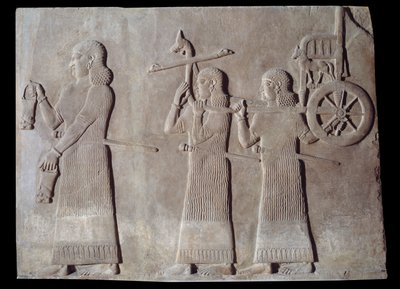 Hof des Palastes des assyrischen Königs Sargon II (721 - 705 v. Chr.) Diener tragen die Situlen und den Streitwagen des Königs. Paris, Louvre Museum von Assyrian