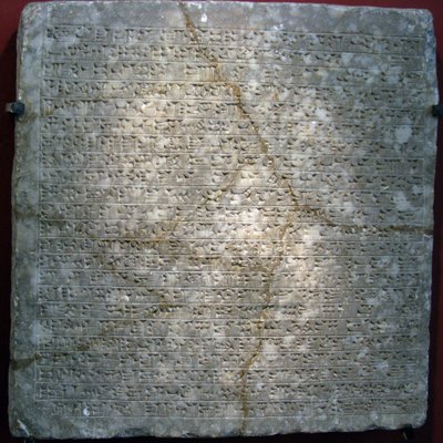 Alabasterplatte mit Keilschrift, aus der Festung von Sargon II. (oder Sharroukin, König von Assyrien von 722 bis 705 v. Chr.) in Dur Sharrukin (heutiges Khorsabad, Irak) von Assyrian